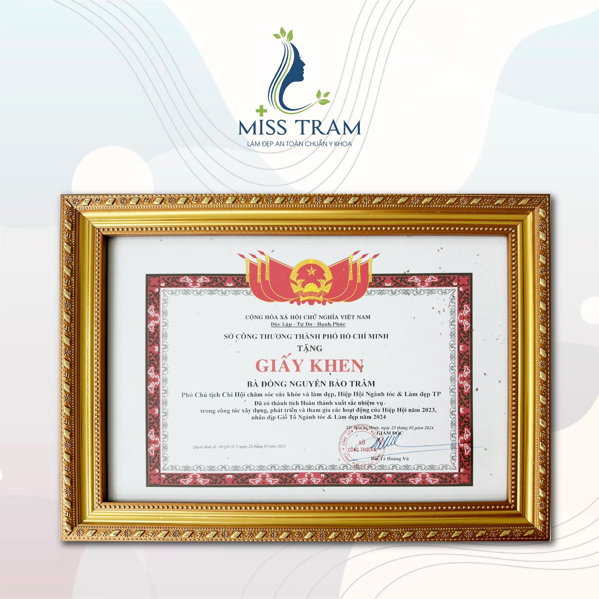 ceo miss tram spa giay khen